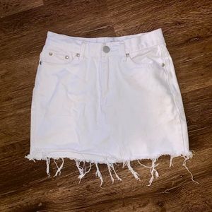 White denim skirt!